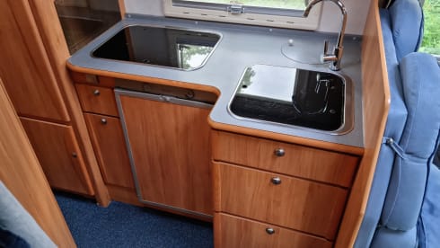 Very luxurious and spacious 4 person Alcove camper with 2 fixed spacious beds