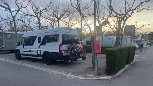 Super luxe Adria 640 SLB Plus Bus camper met lengte bedden