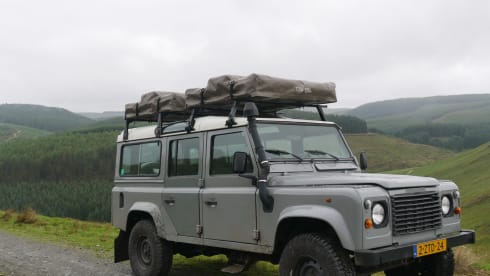 110 grijs – Land Rover Defender 110 with roof tent