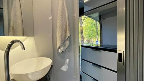 Adria Supreme LUXE bus camper (automatic / year 2021)