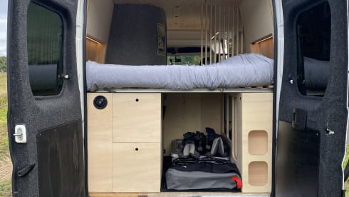Otis – Super cozy self-build camper