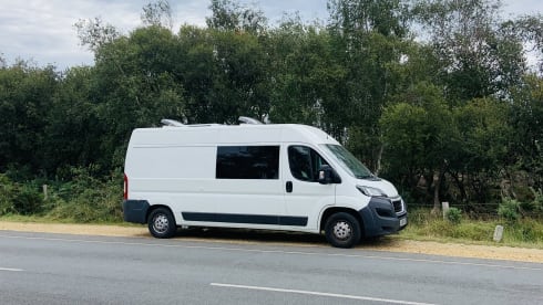 Lola – Scandi-Style 3-Berth Campervan – Solar, Kitchen & Comfort