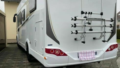 Hulk – Fully integrated motorhome.