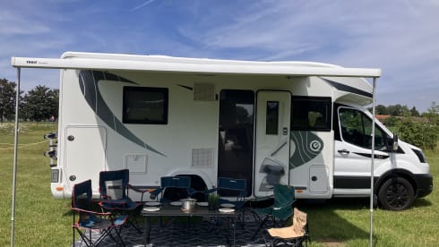 Luxus-Wohnmobil Chausson 720 – 6 Schlafplätze, Hubbett, Klimaanlage & Solaranlage