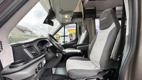 Go explore – Luxury camper with automatic transmission and 170 hp, full of options