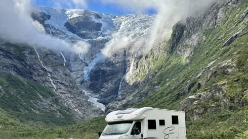 Luxurious spacious 4p camper with queen bed and pull-down bed