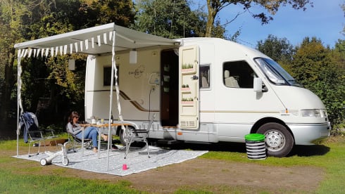 Compact integral camper with 4 berths - available from 3-8