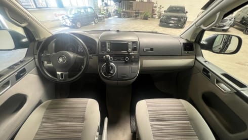 VOLKSWAGEN CALIFORNIA AUTOMAAT