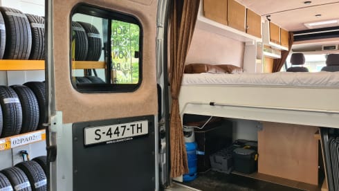 Aarts I – 3-person spacious self-built camper >>> Dog Friendly<<<