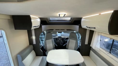 Hugo – Comfortabele en moderne Rollerteam camper - Gratis verzekering 