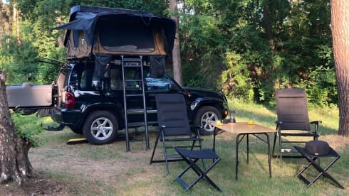 🏕️ Adventure on wheels – Jeep with luxury Vickywood roof tent