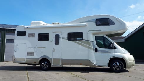 Camper 1 – Spacious and luxurious 6-person camper incl. Playstation 4