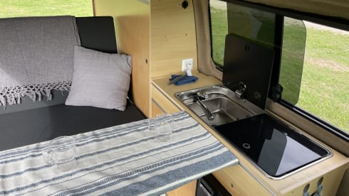 Mammoet – 4p Volkswagen campervan uit 2014