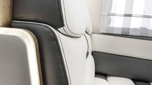 LUX 6 berth & 5 seatbelts – WiFi, 2 TV's, Pets ✅, Bikes ✅, Table & Chairs