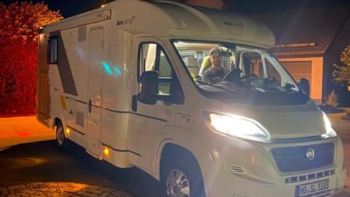 Sunliner – Semi-integrated with queen bed / 3.5 to / AHK 2000 kg