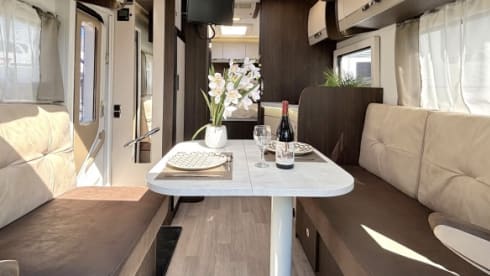 De Comfort Cruiser – 4p Benimar Tessoro 497 T QUEENS BED + LIFT BED AUT.