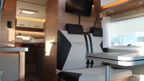Roxi – Beautiful, luxury Dethleffs semi-integrated camper (4p) from 2021 (incl. Maxx fan!)