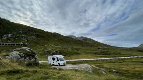 De Ixeo – Neat complete family camper for rent Burstner Ixeo