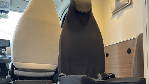 JustCamper  – NEW MY2026 Carado 328 semi-integrated Automatic 2 - 5 pers.