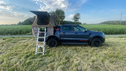 Ford Ranger – Ford Ranger pickup with tow hitch
