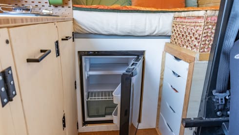 Ollie – Comfortable, attractive 2 person bus camper