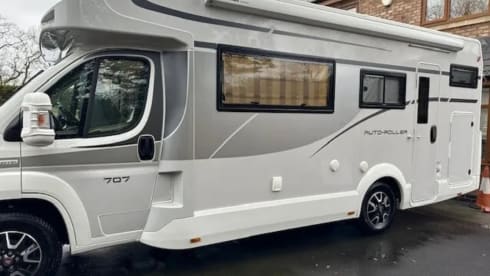 IONA – Luxury RollerTeam Autoroller 707   6 berth/6 seatbelts