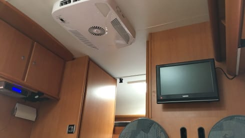 Beautiful spacious family motorhome for 6 people with air conditioning