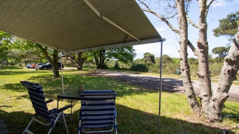 Paleisje99 – Camping-car Bürstner (2004) complet et puissant, avec 4 ceintures de sécurité et 3 couchettes.