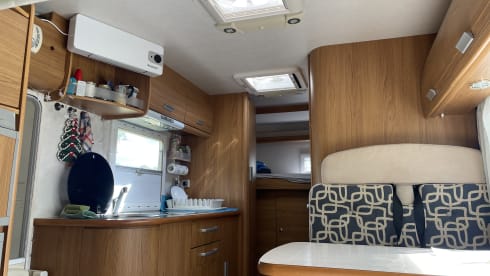 Camper spazioso e accessoriato per viaggi indimenticabili 