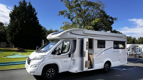 DELUXE 6 berth & 5 seatbelts – WiFi ✅, TV's ✅, Pets ✅, Awning, ✅ Bikes ✅ EU travel ✅