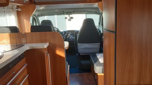 Globe-Drôme – 2 person semi-integrated Dethleffs camper 