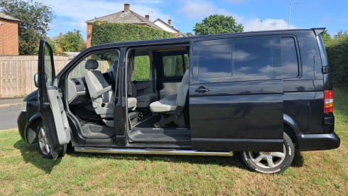 Reggie – 2 berth Volkswagen T5 campervan with 2 berth awning