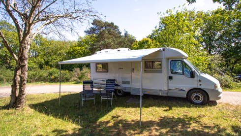 Paleisje99 – Camping-car Bürstner (2004) complet et puissant, avec 4 ceintures de sécurité et 3 couchettes.