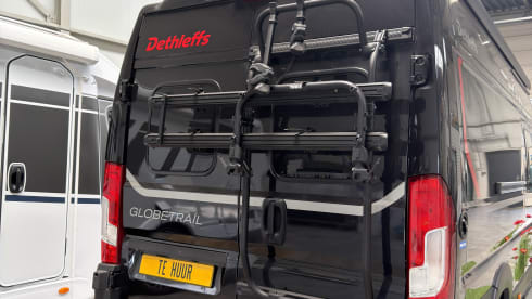Making Memories 13 – 2025 Dethleffs Globetrail met Automaat en Dakairco. Elegant en Betrouwbaar