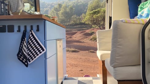 Bobbie – Colorful off grid crafter