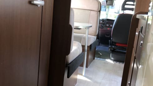 Luxurious spacious 6 person family camper with air conditioning (2x), garage and inventory.