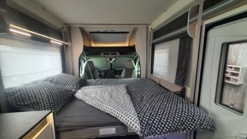 Beautiful recent 2p Chausson 640 semi-integrated from 2021