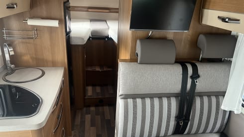 Maudje – Super nice family camper length beds and lifting bed 