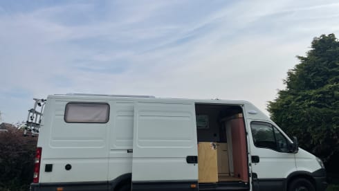 Ivy – Spacious Iveco Daily campervan