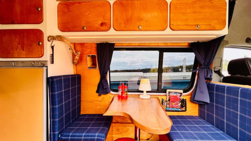 Gustav 🚐🏕️ – Vintage off-grid Sprinter campervan