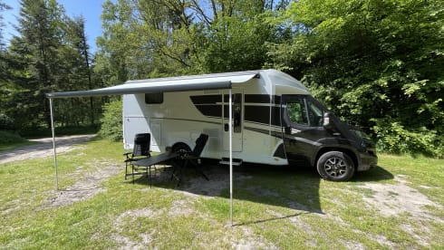 Beautiful 4p Sunlight T68 with single beds and pull-down bed from 2022