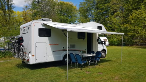 Zeer LUXE 6 pers. Camper met Airco en XL Garage BJ 2013