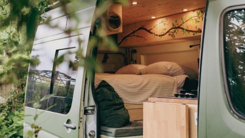 Stef – Cozy Off-grid Mercedes Campervan