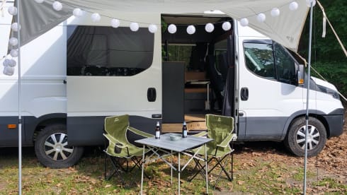 Luxuriöser, autarker Campervan mit Automatikgetriebe.