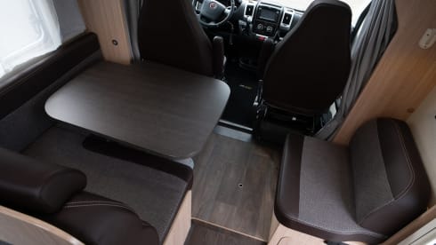 half integraal camper – 4p Sunlight semi-integrated from 2018