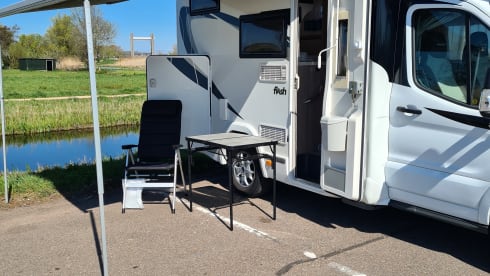 Nice 2-person Ford/Chausson 170hp manual semi-integrated 2017