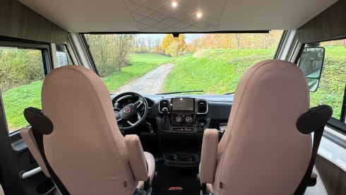 Mobilynn – Splinternieuwe McLouis Carat integraal 870 (4p)