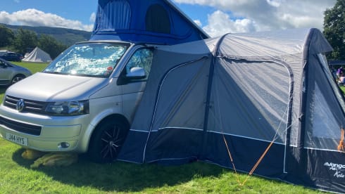 Hayes – LWB 4 Berth VW Transporter with 'king size' bed & pop top