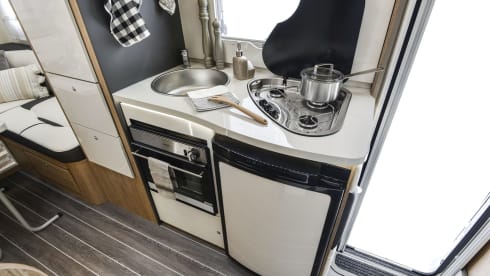 DELUXE 6 berth & 5 seatbelts – WiFi ✅, TV's ✅, Pets ✅, Awning, ✅ Bikes ✅ EU travel ✅