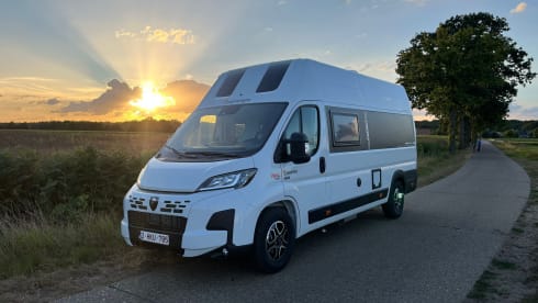 Fully Equipped Dreamer Five Camper – Sleeps 5 – Ideal for Road Trips